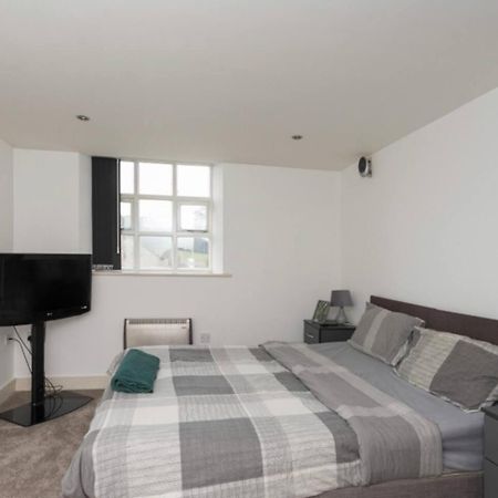 Lovely 1 Bedroom Apartment With Free Parking & Gym Kirkburton Buitenkant foto