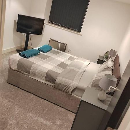 Lovely 1 Bedroom Apartment With Free Parking & Gym Kirkburton Buitenkant foto