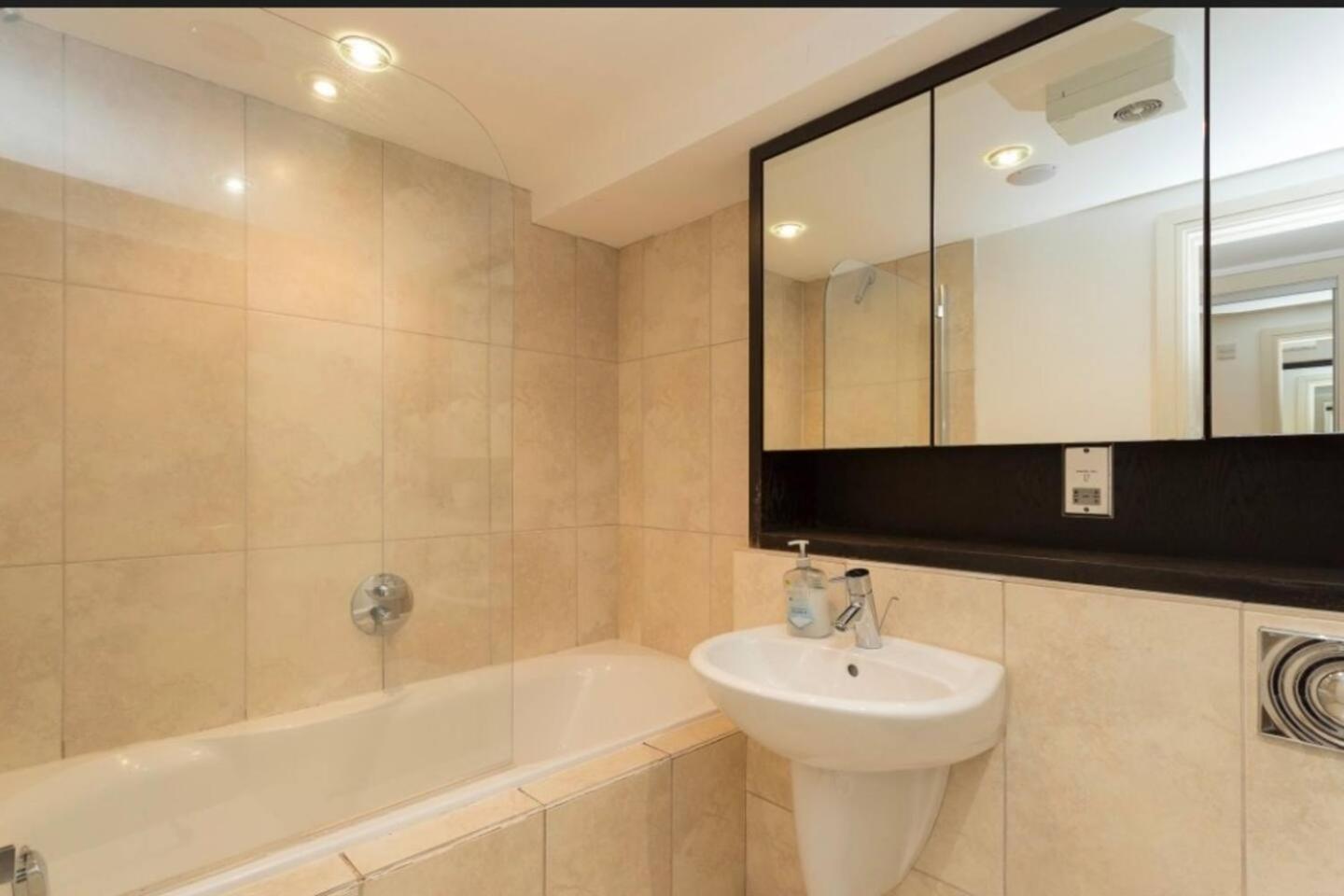 Lovely 1 Bedroom Apartment With Free Parking & Gym Kirkburton Buitenkant foto