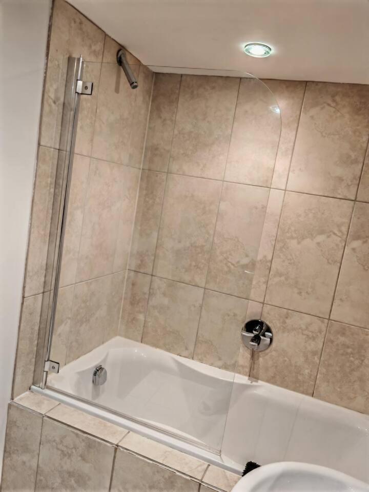 Lovely 1 Bedroom Apartment With Free Parking & Gym Kirkburton Buitenkant foto