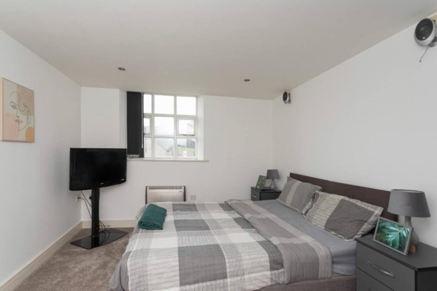 Lovely 1 Bedroom Apartment With Free Parking & Gym Kirkburton Buitenkant foto