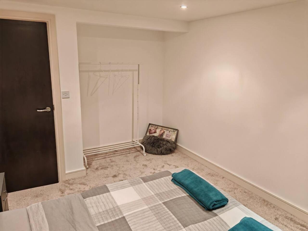 Lovely 1 Bedroom Apartment With Free Parking & Gym Kirkburton Buitenkant foto
