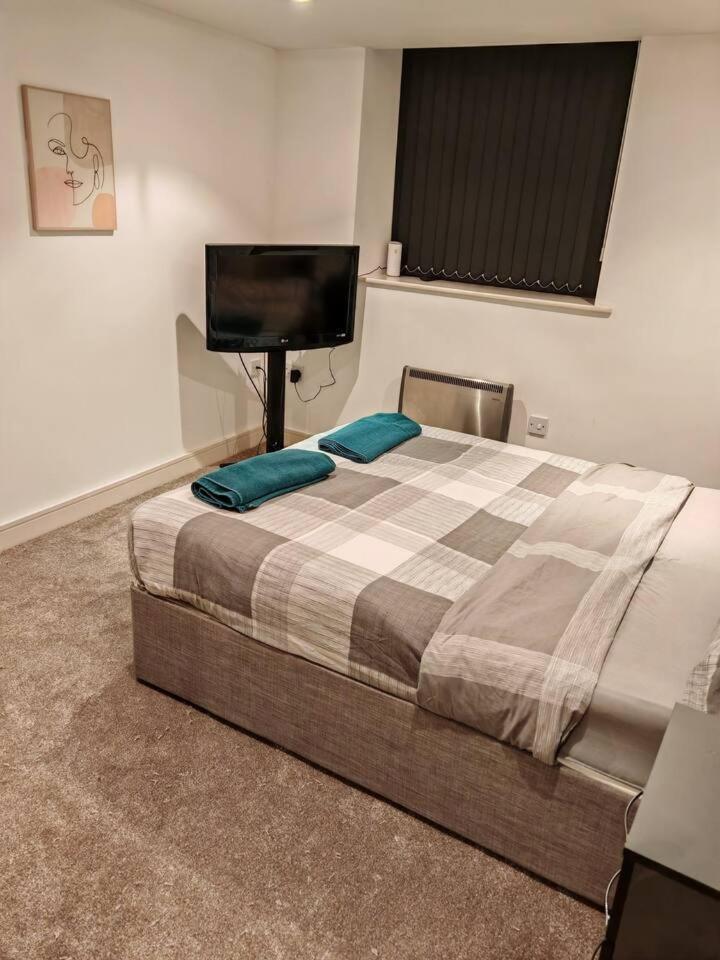 Lovely 1 Bedroom Apartment With Free Parking & Gym Kirkburton Buitenkant foto