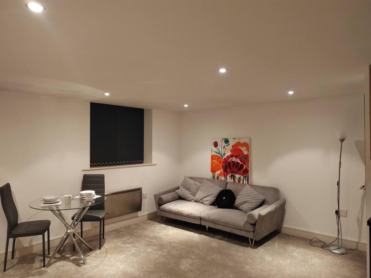 Lovely 1 Bedroom Apartment With Free Parking & Gym Kirkburton Buitenkant foto