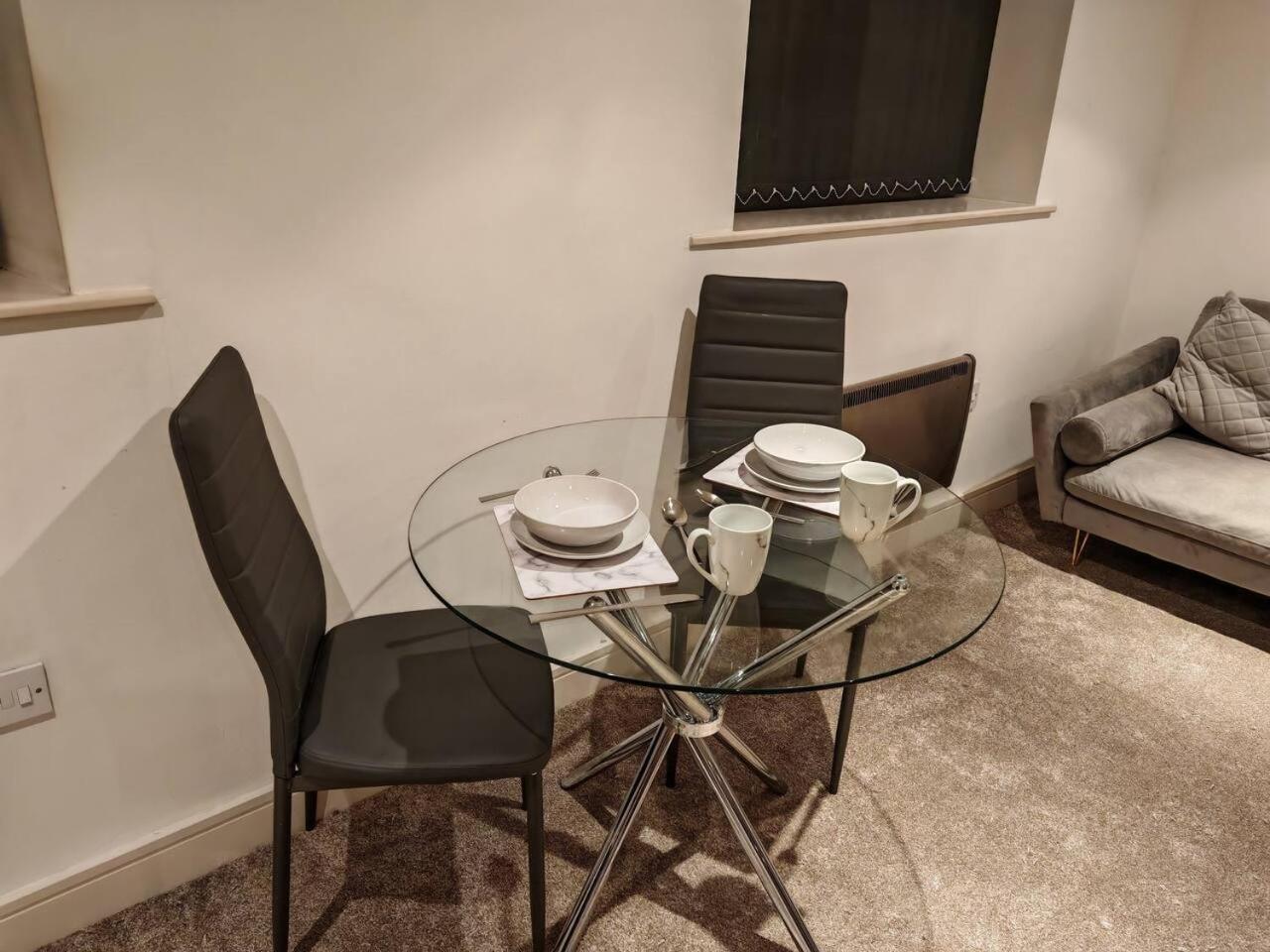 Lovely 1 Bedroom Apartment With Free Parking & Gym Kirkburton Buitenkant foto