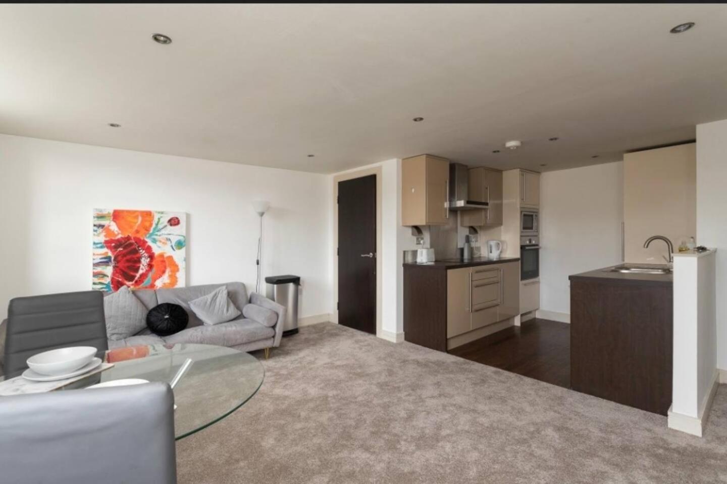 Lovely 1 Bedroom Apartment With Free Parking & Gym Kirkburton Buitenkant foto