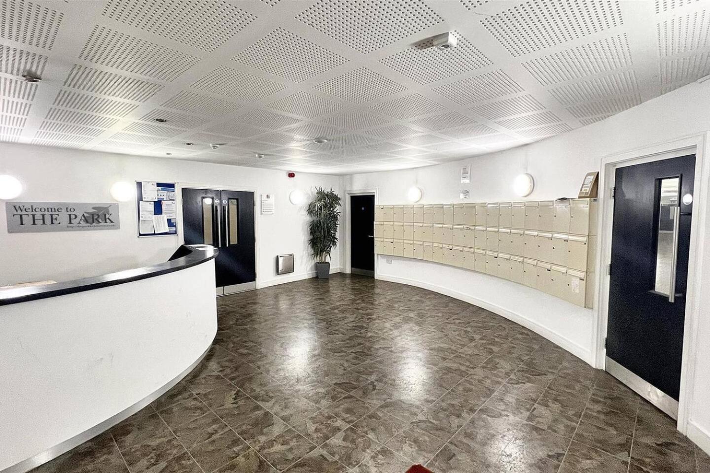 Lovely 1 Bedroom Apartment With Free Parking & Gym Kirkburton Buitenkant foto