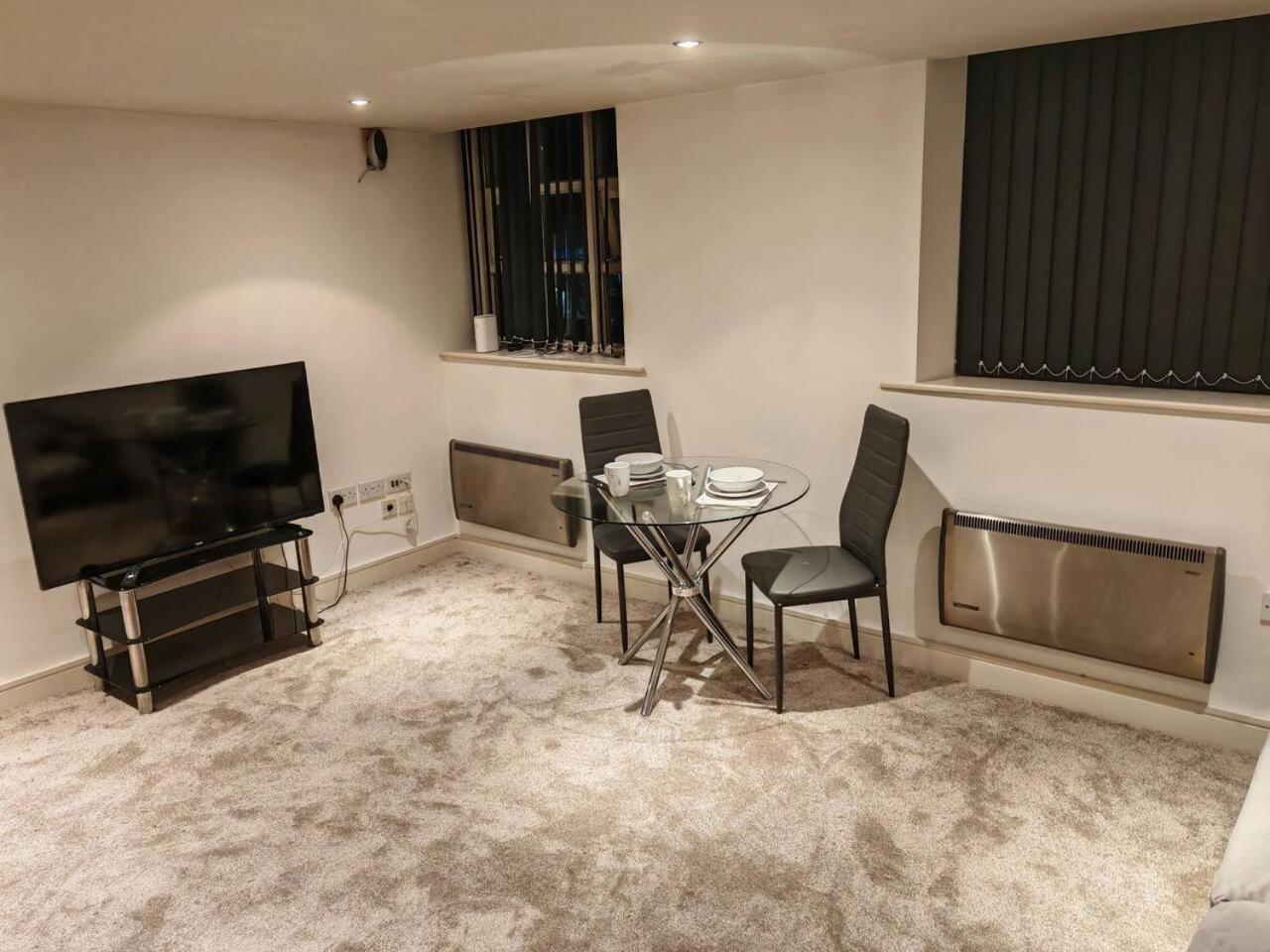 Lovely 1 Bedroom Apartment With Free Parking & Gym Kirkburton Buitenkant foto