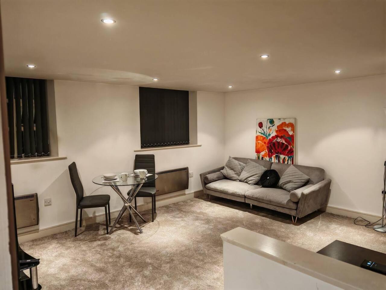 Lovely 1 Bedroom Apartment With Free Parking & Gym Kirkburton Buitenkant foto