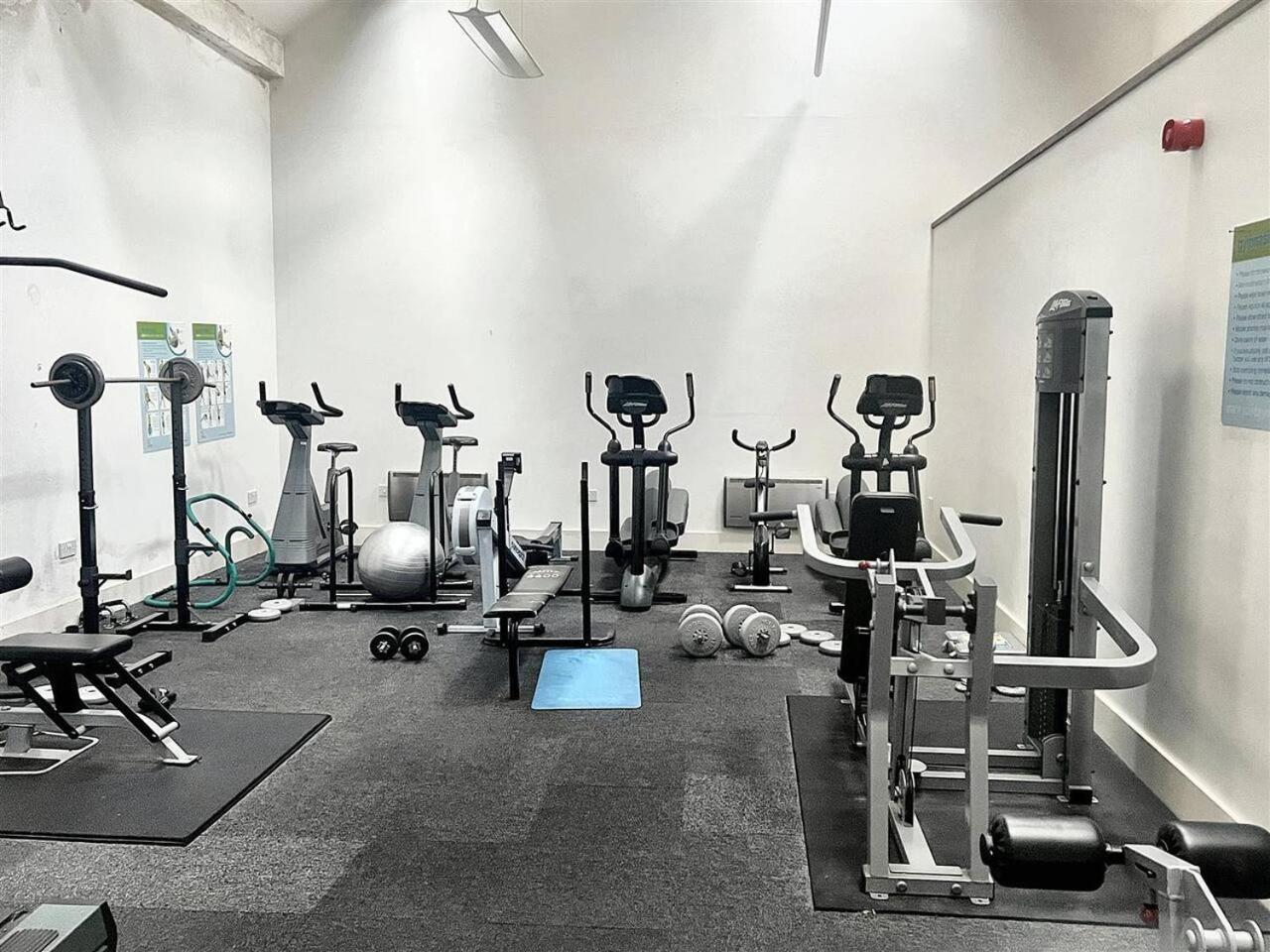 Lovely 1 Bedroom Apartment With Free Parking & Gym Kirkburton Buitenkant foto