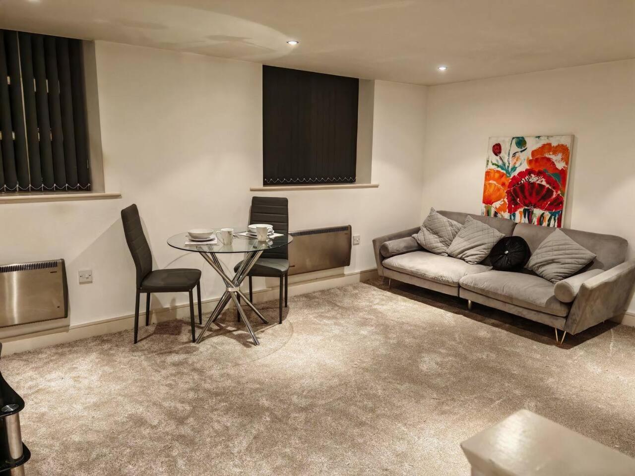 Lovely 1 Bedroom Apartment With Free Parking & Gym Kirkburton Buitenkant foto